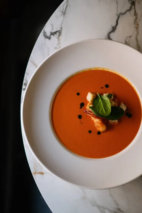 Томатный суп с креветками в ресторане Le Gosse в Минске.
