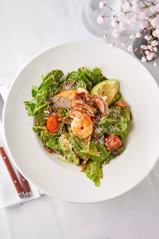 Цезарь с морепродуктами из меню ресторана Le Gosse